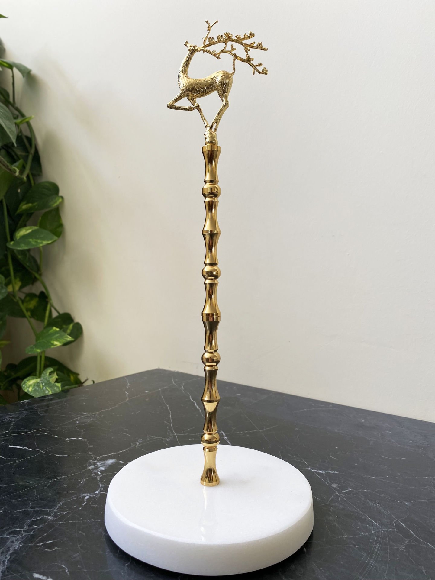 Beyaz Mermer Çubuklu Havluluk Gold Uçan Geyik