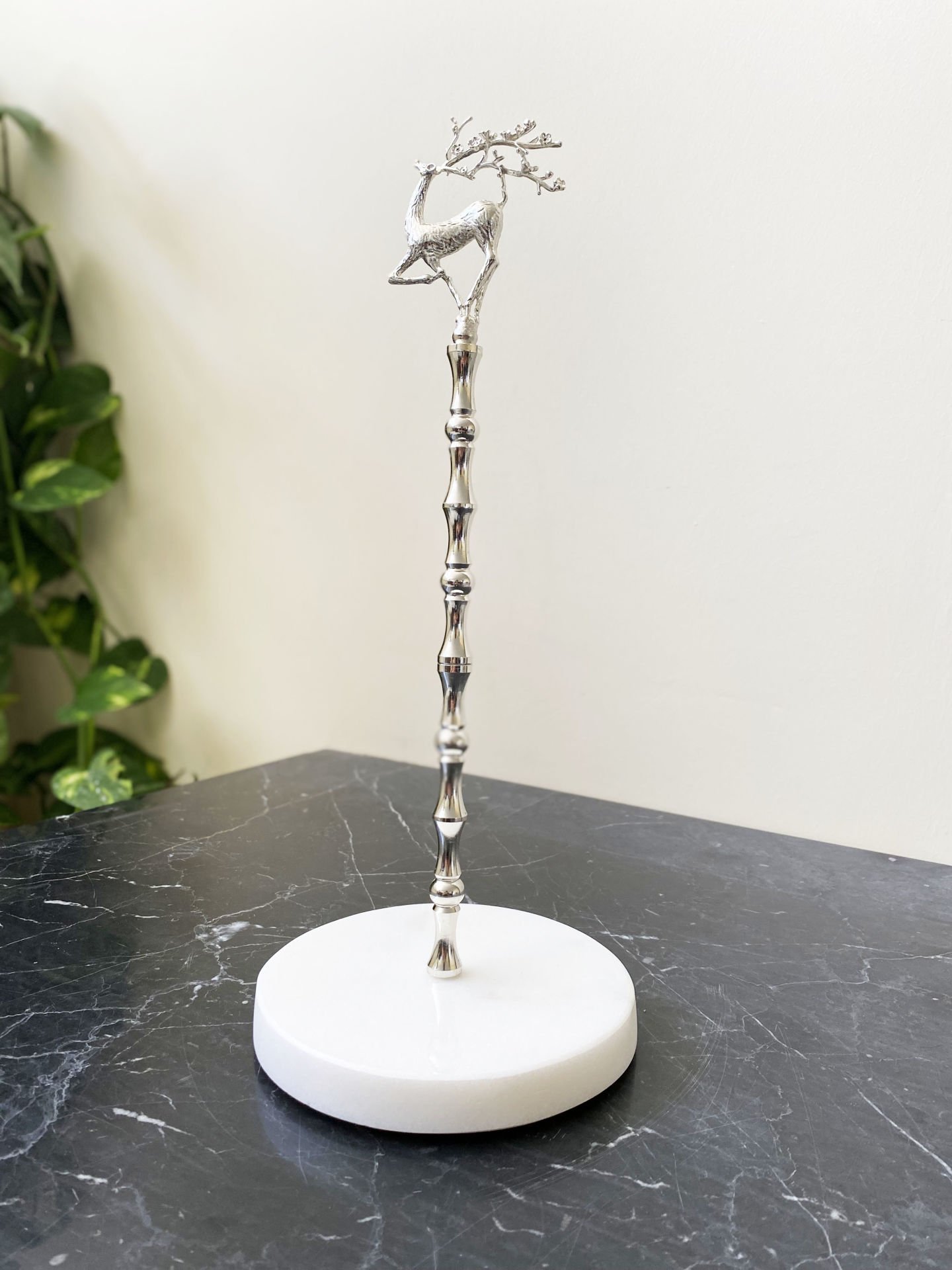 Beyaz Mermer Çubuklu Havluluk Gümüş Uçan Geyik