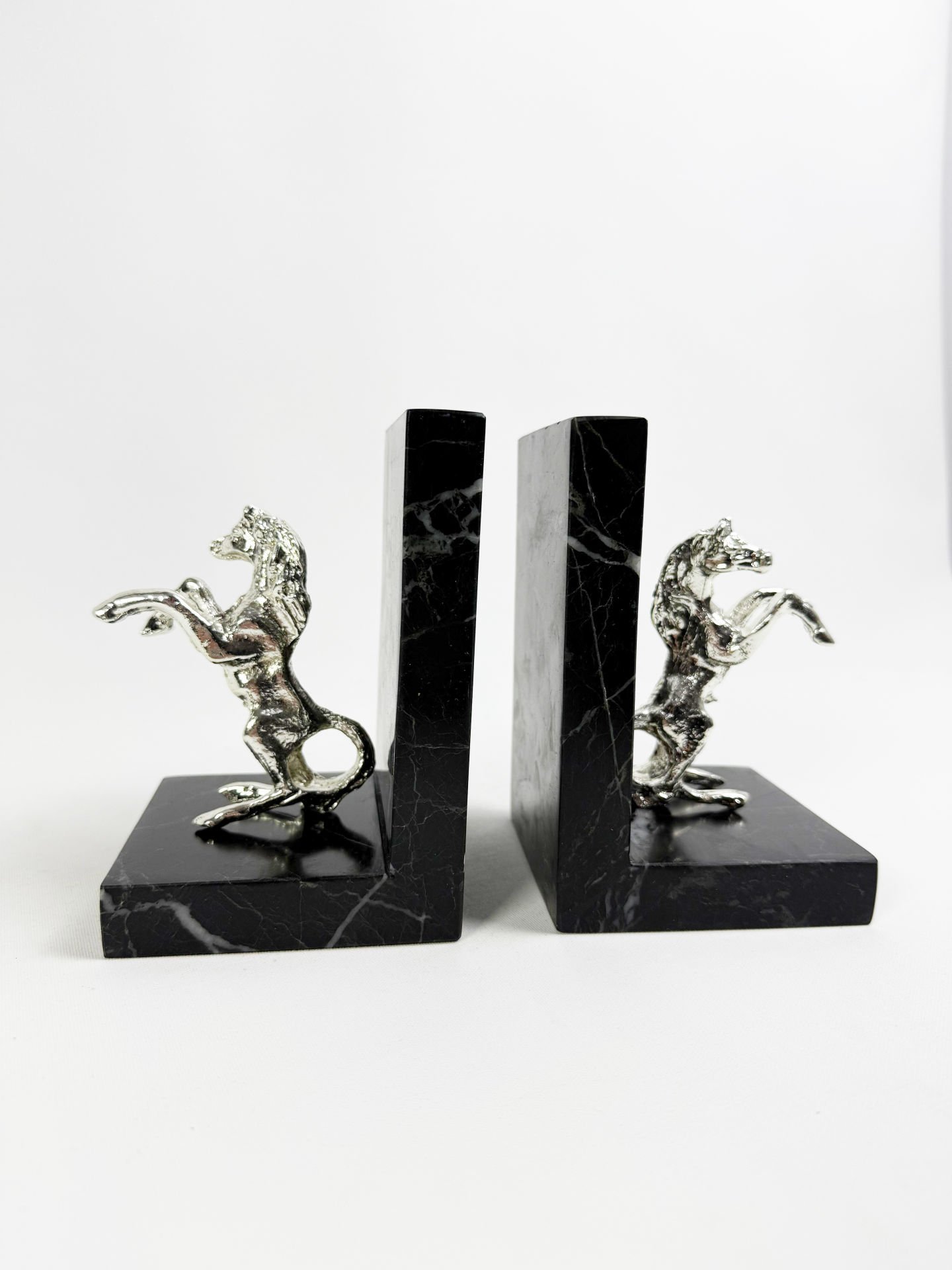 Siyah Mermer Kitap Tutucu Gümüş At Objeli
