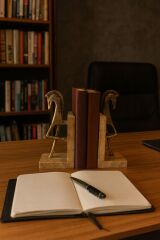 At figürlü traverten kitap tutucu