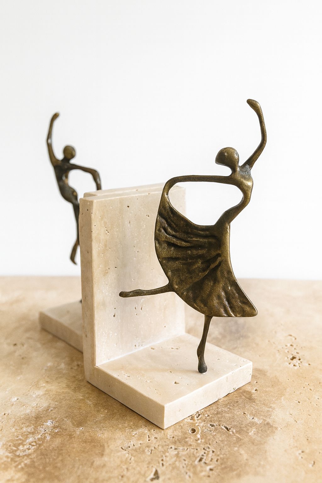 Doğal traverten balerin figürlü kitap tutucu