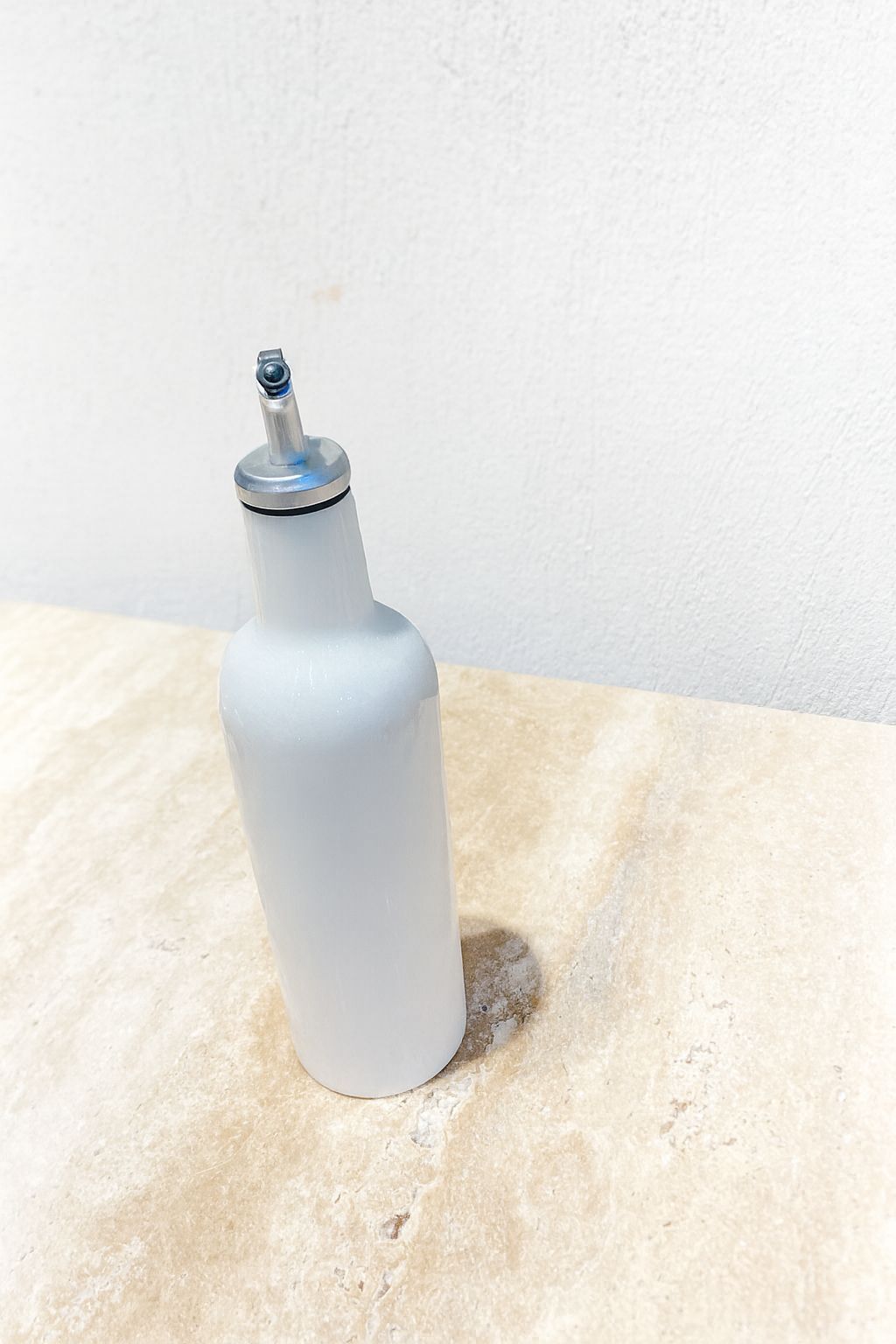 Beyaz seramik zeytiyağ şişesi metal başlıklı dekoratif mutfak aksesuarı