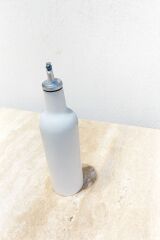 Beyaz seramik zeytiyağ şişesi metal başlıklı dekoratif mutfak aksesuarı