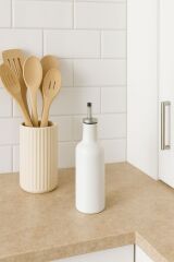 Beyaz seramik zeytiyağ şişesi metal başlıklı dekoratif mutfak aksesuarı