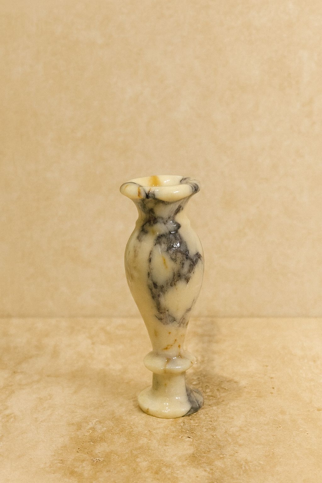 Doğal mermer dekoratif vazo - krem ve gri damarlı desenli