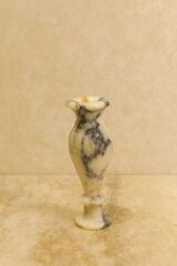 Doğal mermer dekoratif vazo - krem ve gri damarlı desenli